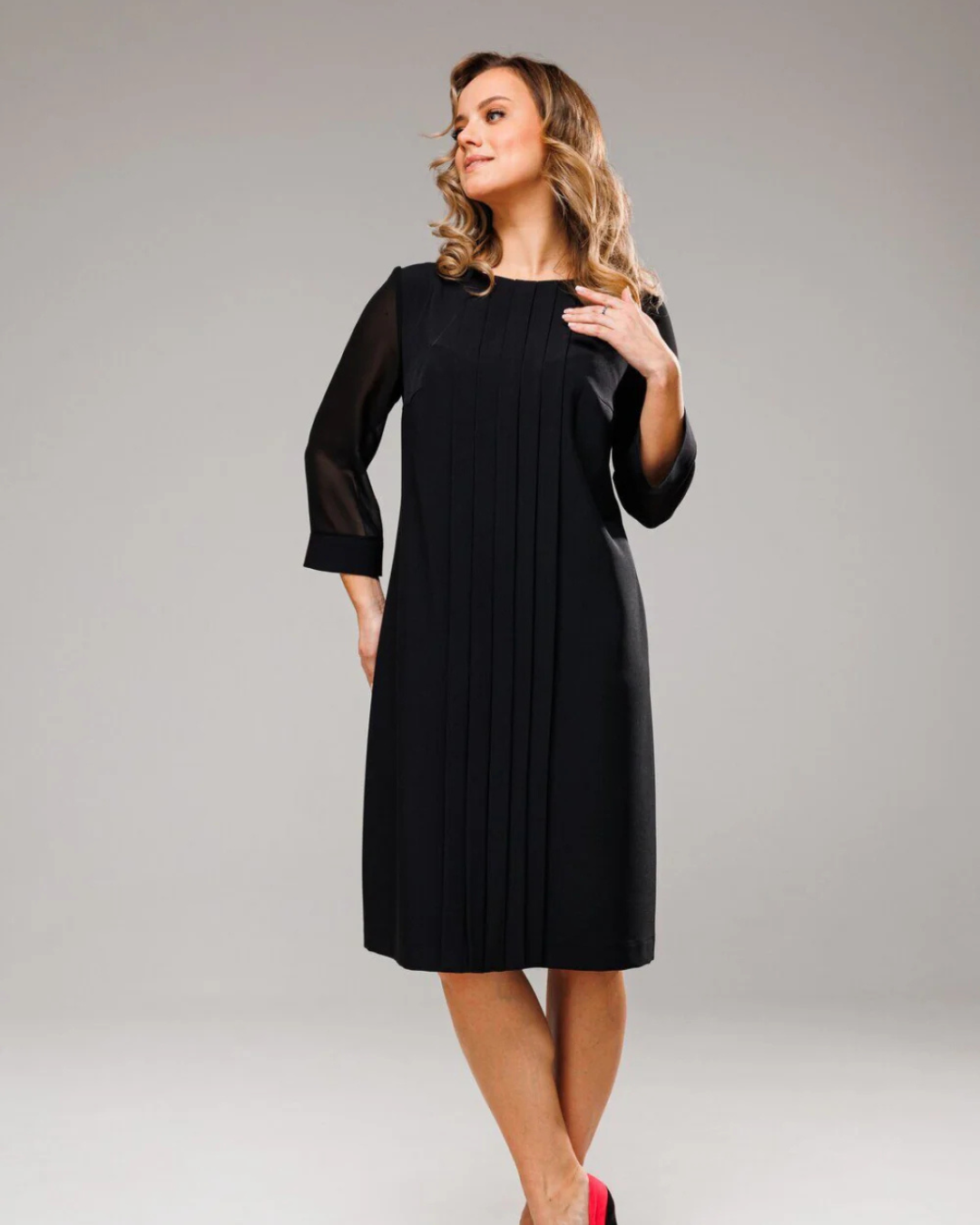 Vestido reto com pregas e manga 3/4