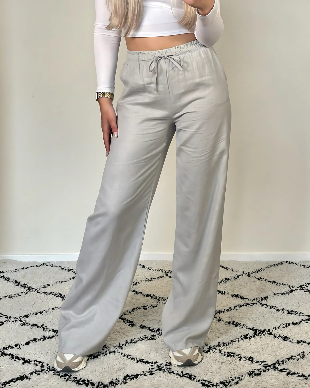 Calças largas em tecido elástico com um corte confortável