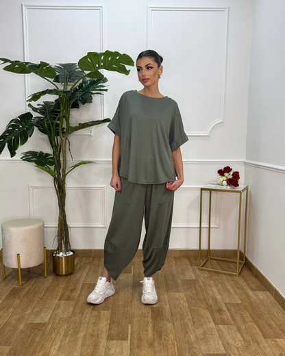 Conjunto de camisa e calças largas para mulher