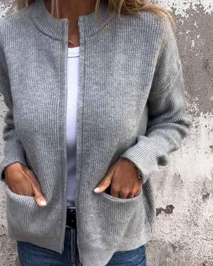 Casaco de malha com fecho e gola redonda