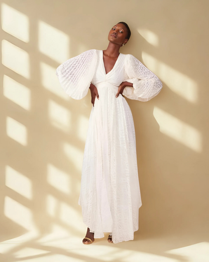 Vestido comprido com decote profundo e mangas compridas