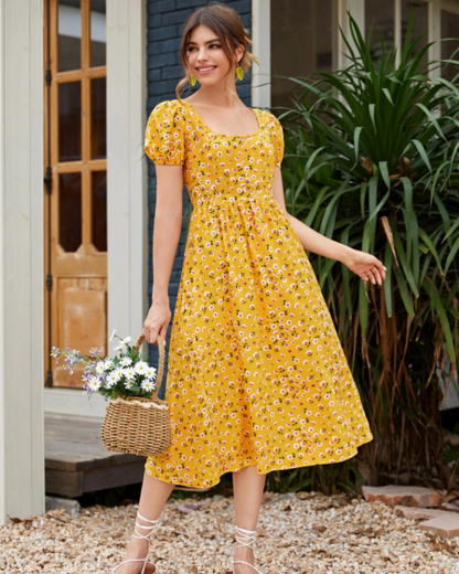 Vestido estampado com decote quadrado e corte império