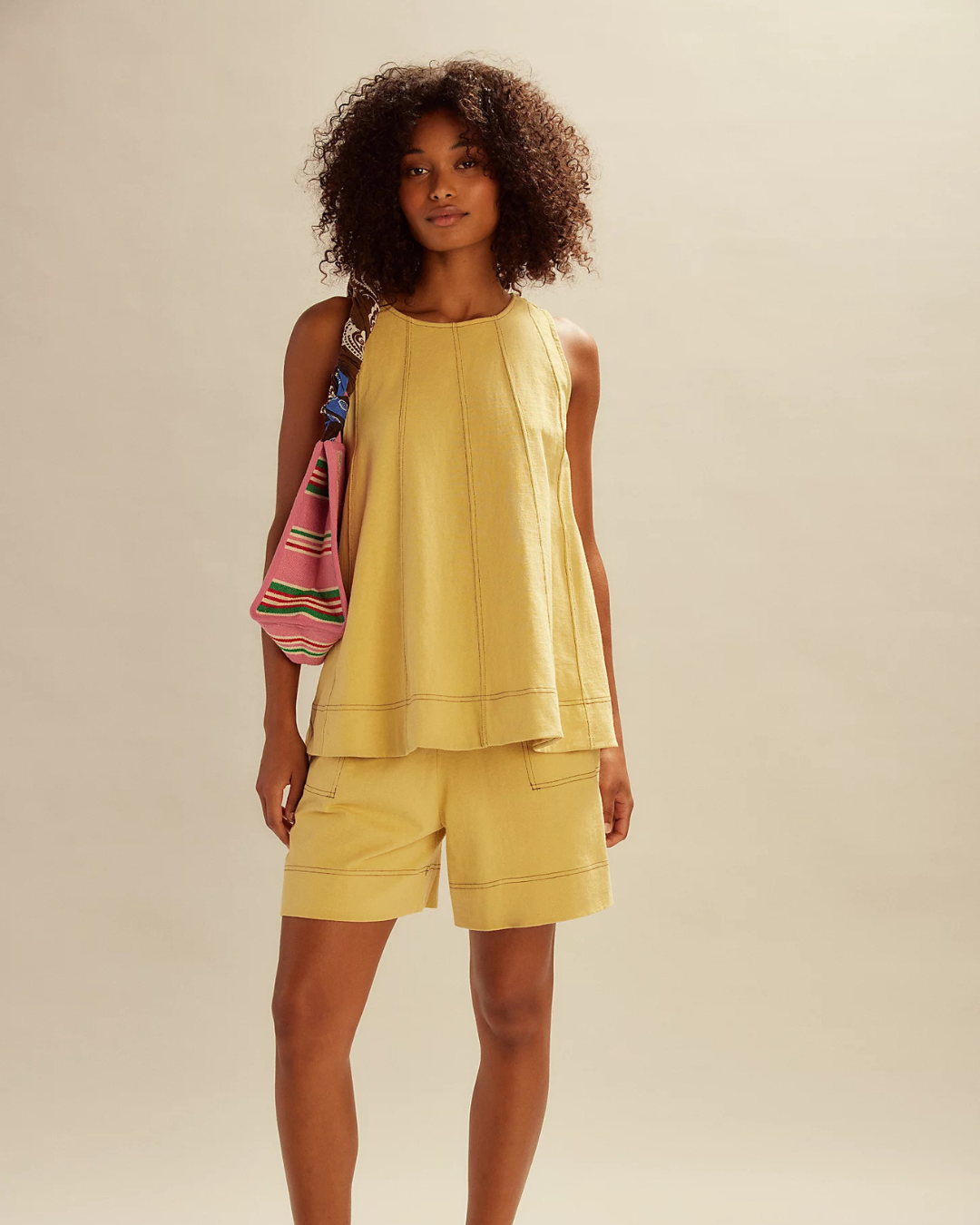 Conjunto de duas peças com camisa sem mangas e calções