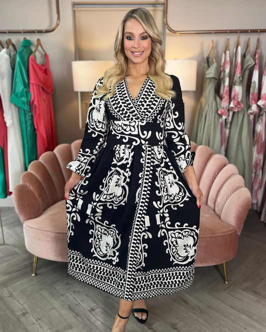 Vestido Midi Preto com Estampado Branco e Decote Cruzado e Mangas Compridas