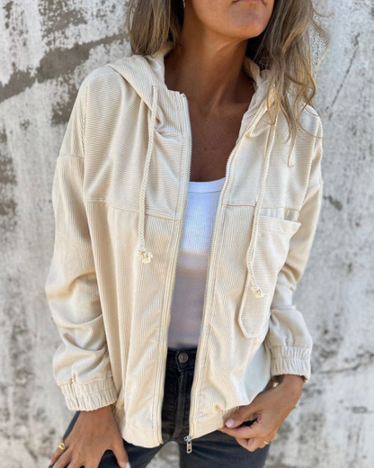 Casaco intemporal com capuz para mulher