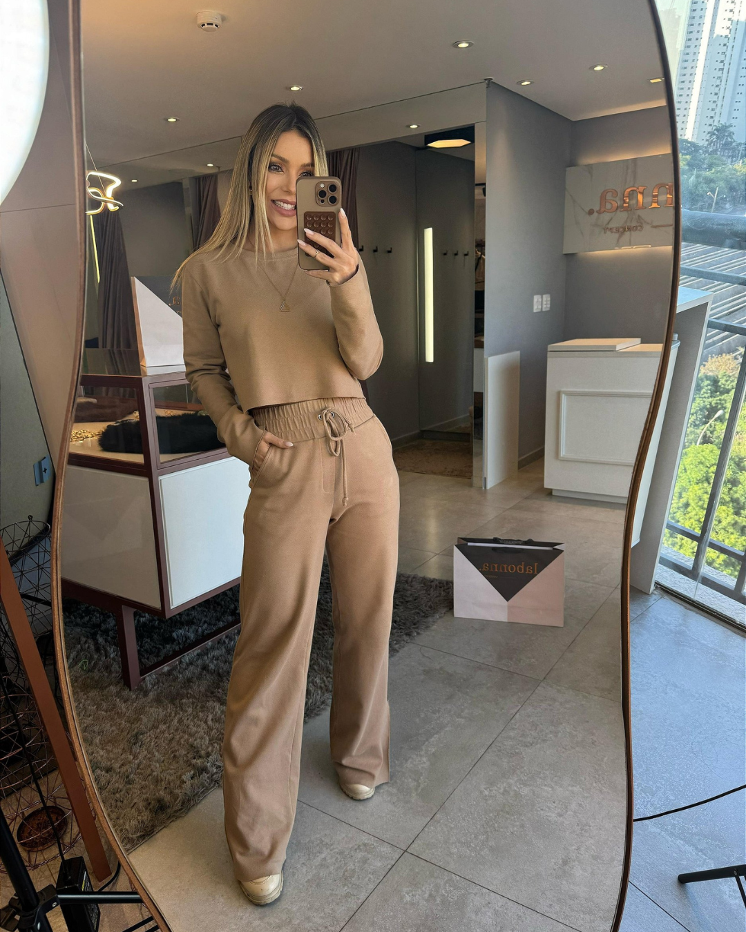 Conjunto casual com camisola leve e calças soltas