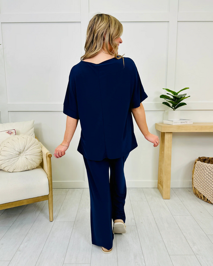 Conjunto Feminino Largo com Calças Largas e um Ajuste Confortável.