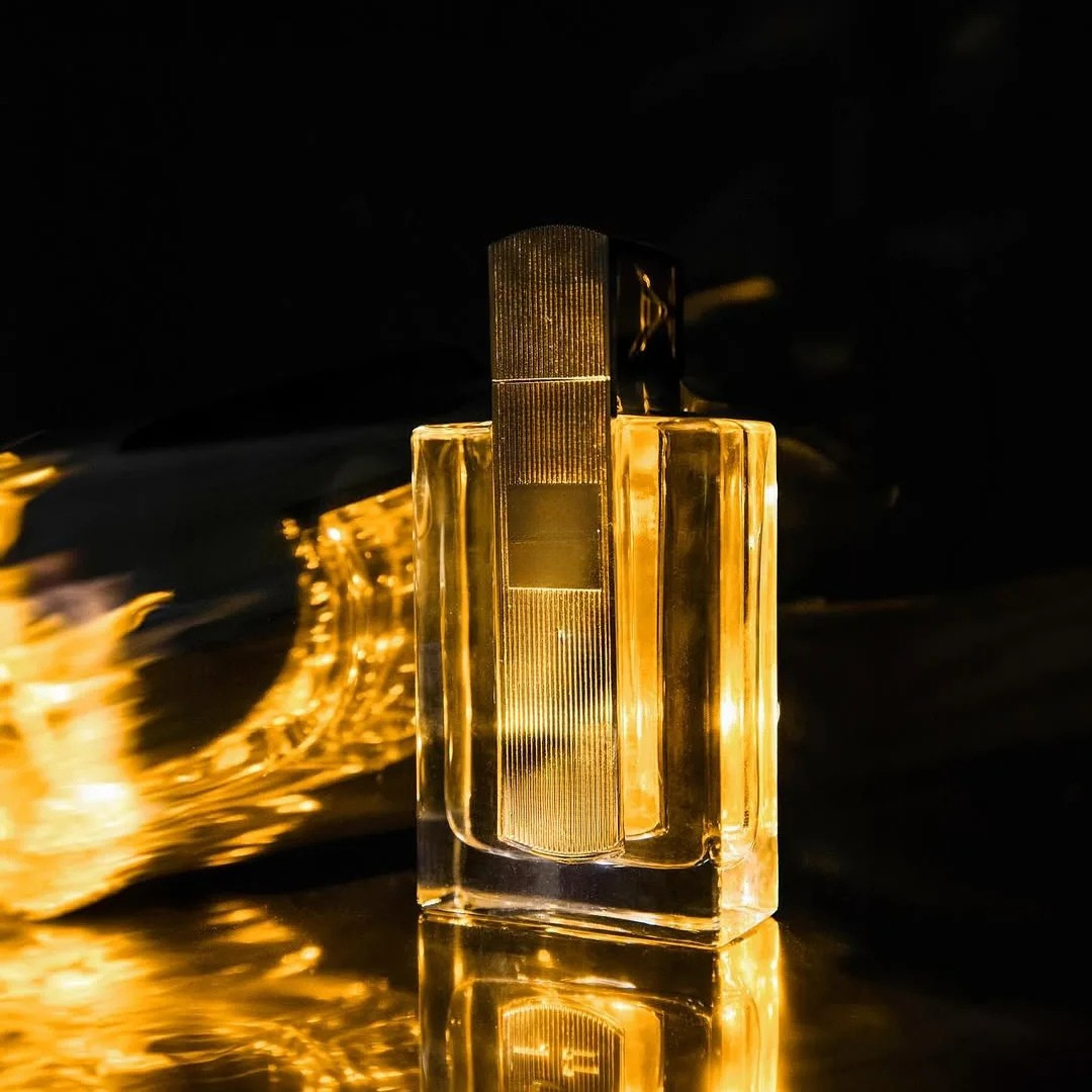 Perfume com Aroma Oriental e Frasco Dourado de Luxo para Mulher