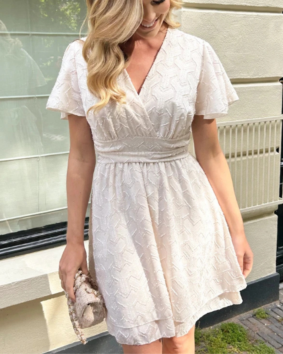 Vestido com decote em V e laço ajustável