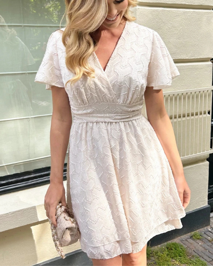 Vestido com decote em V e laço ajustável