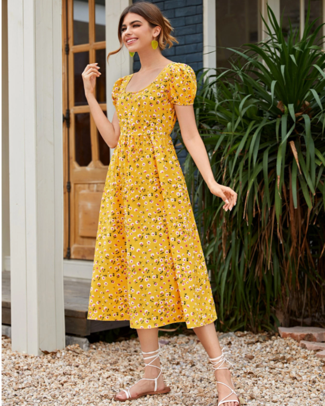 Vestido estampado com decote quadrado e corte império