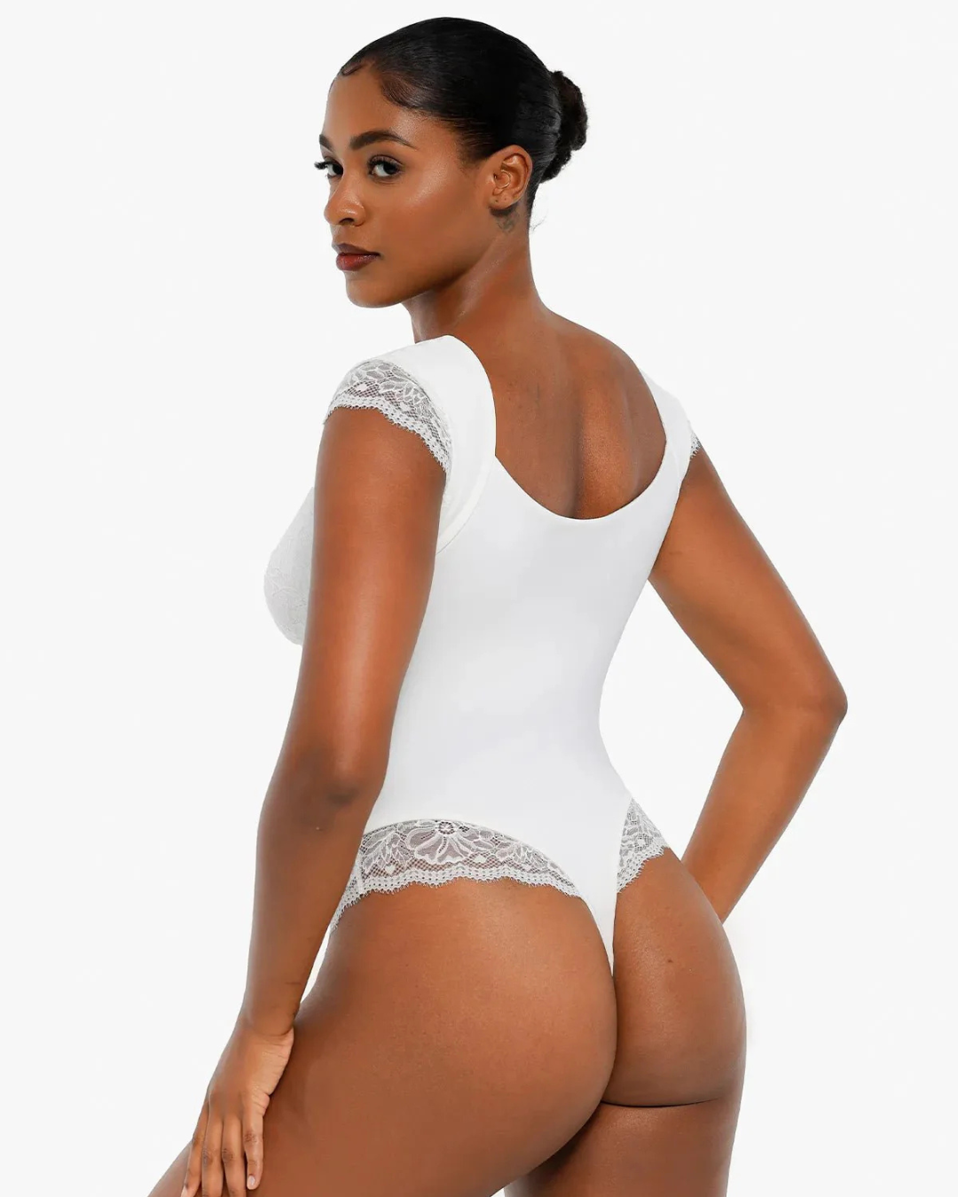 Body para Modelar o Corpo com Copa de Renda Adelgaçante e Mangas Curtas