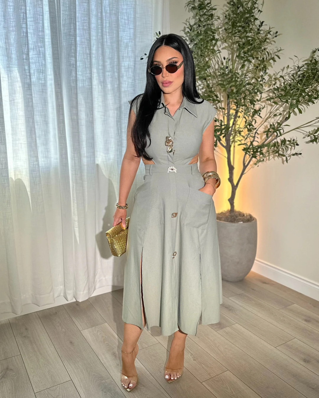 Vestido elegante sem mangas com botões decorativos