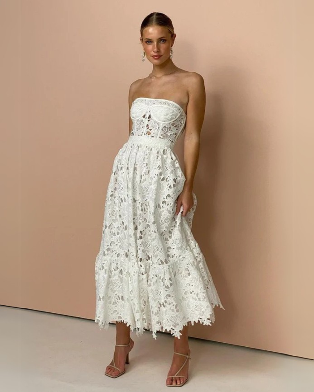 Vestido de renda elegante sem alças