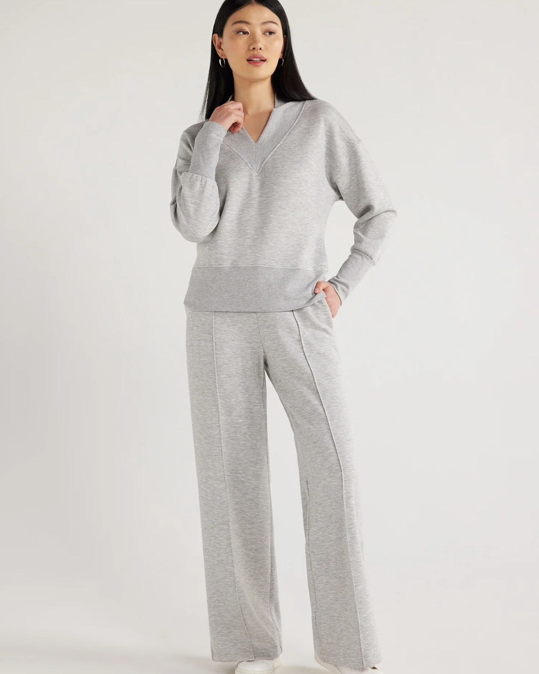 Conjunto de Duas Peças com Gola em V e Calças para Mulher