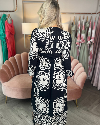Vestido Midi Preto com Estampado Branco e Decote Cruzado e Mangas Compridas