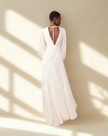 Vestido comprido com decote profundo e mangas compridas