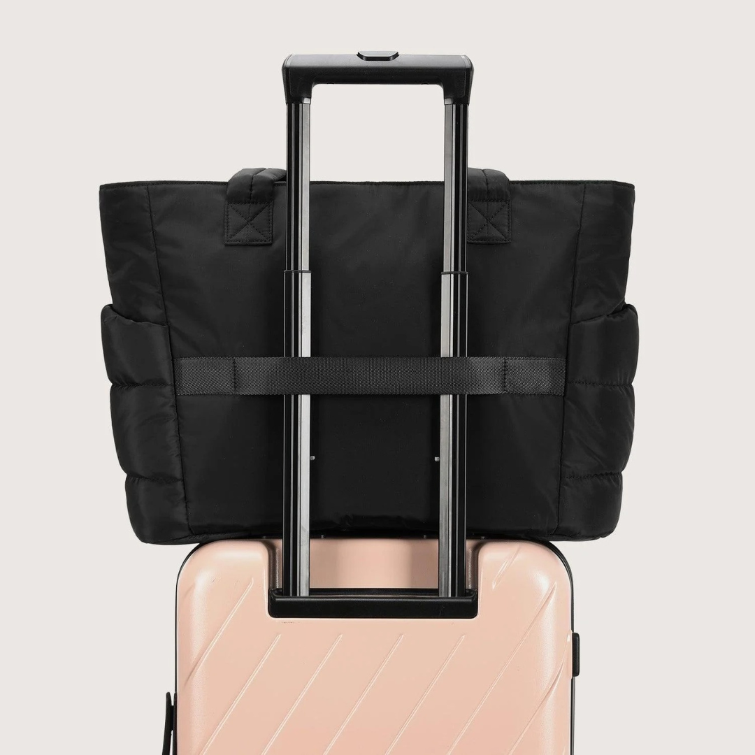 Bolsa Grande acolchoada com pegas longas e design minimalista