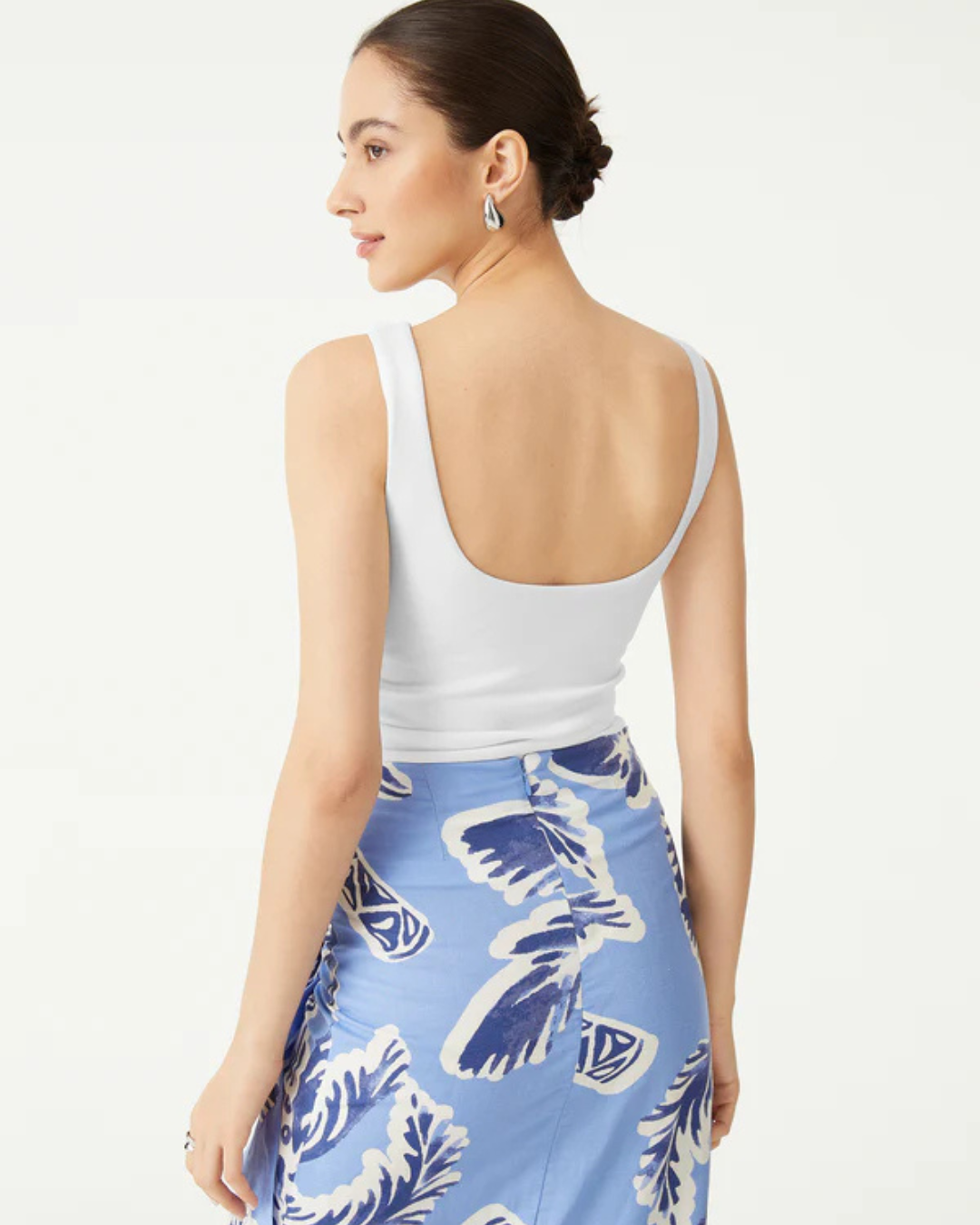 Camiseta com alças e costas abertas elásticas