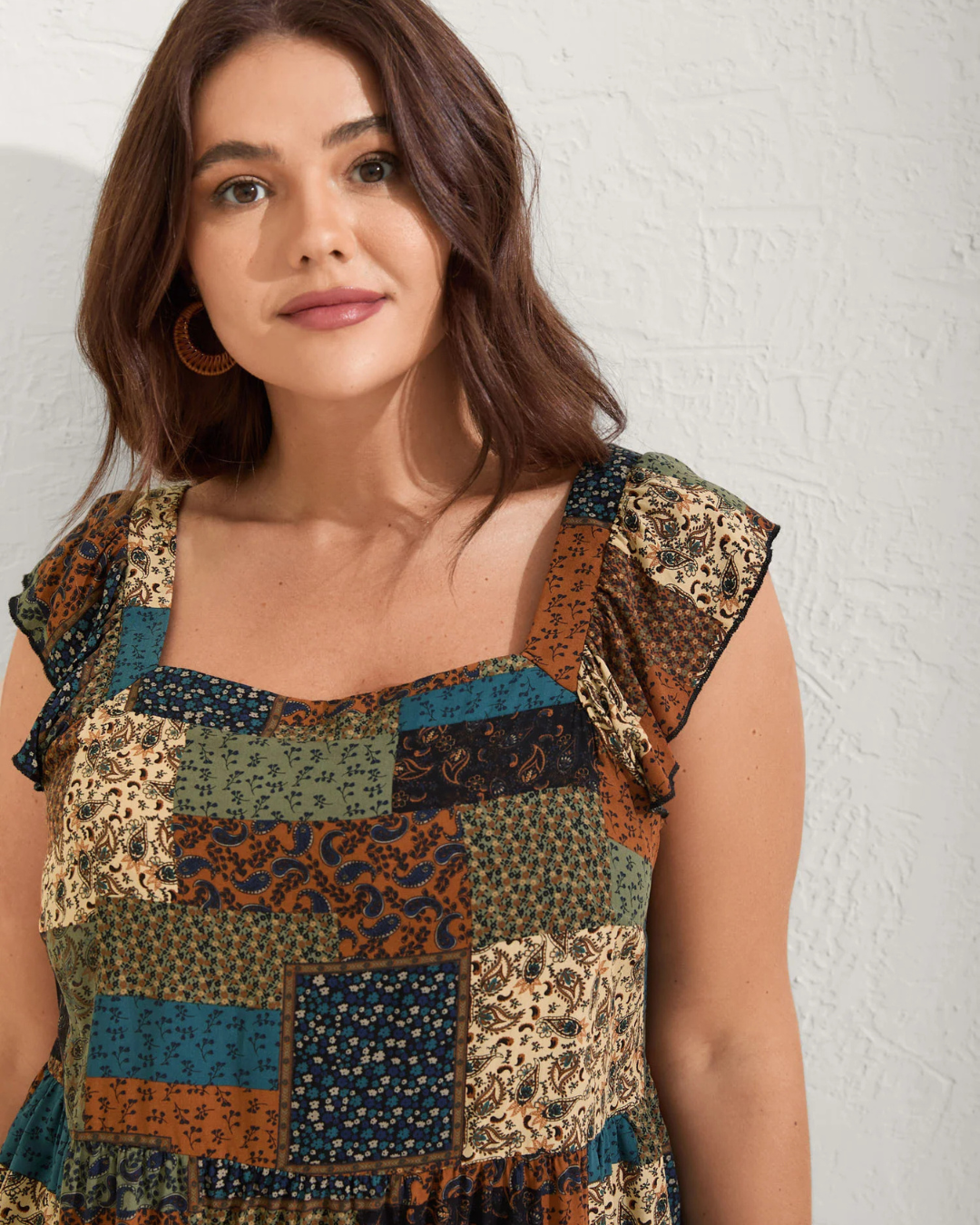 Camiseta sem mangas com camadas e estampa floral colagem