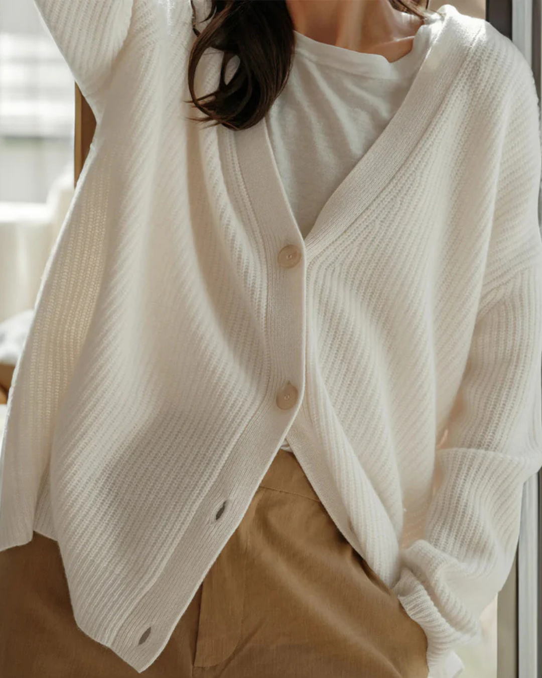 Cardigã de Malha Leve com Fechamento de Botões e Design Casual