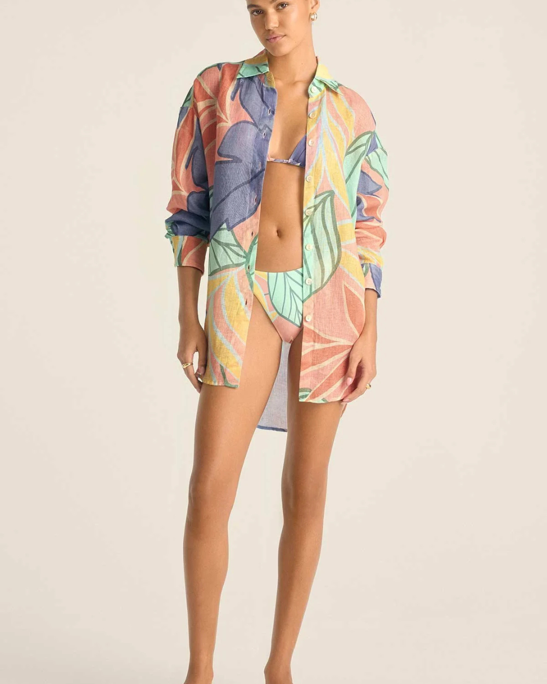 Conjunto de camisa e calções para mulher