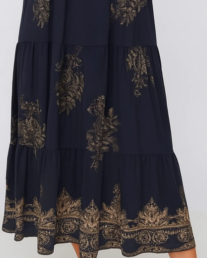 Vestido boémio com estampado dourado e decote em V