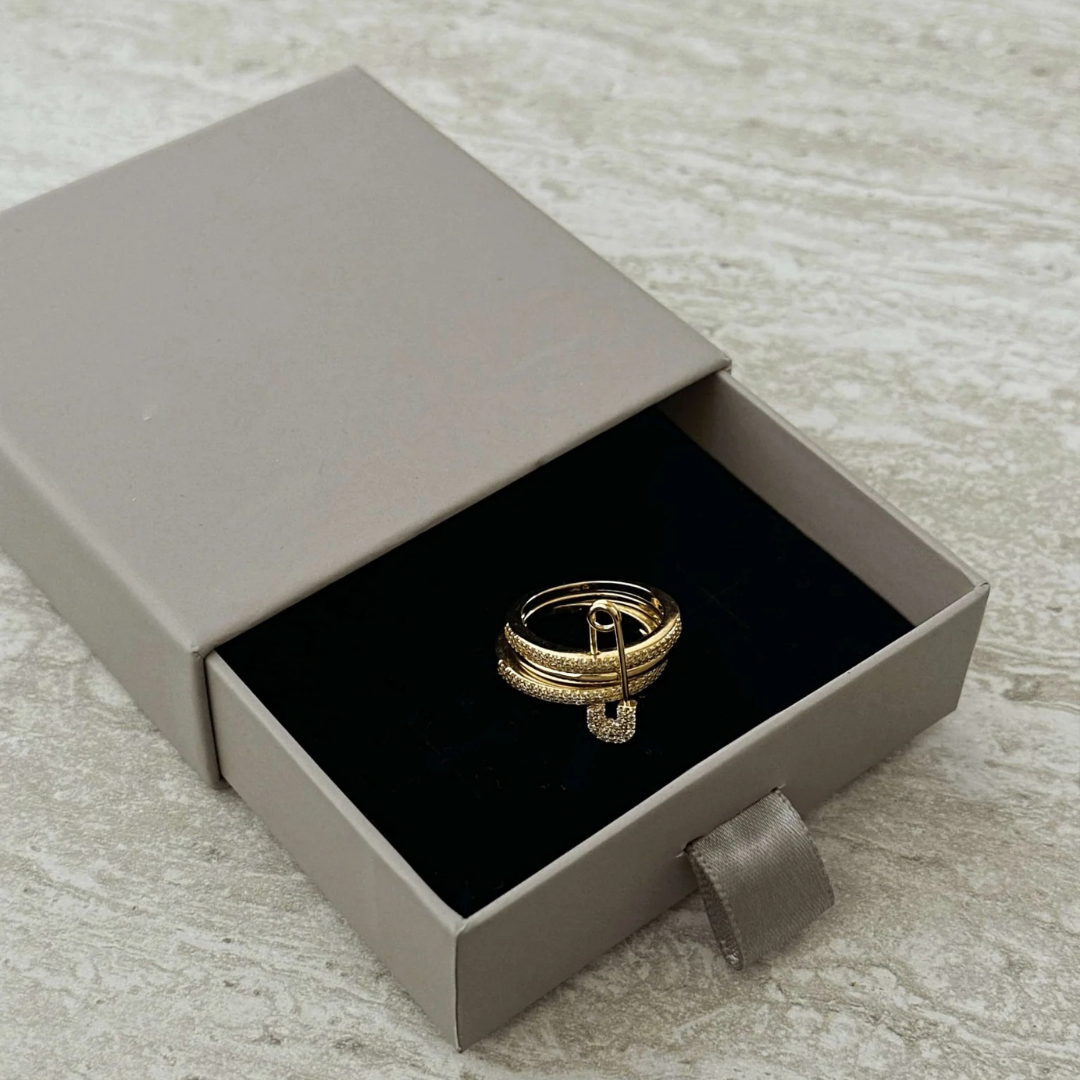 Anel de banda brilhante com alfinete decorativo