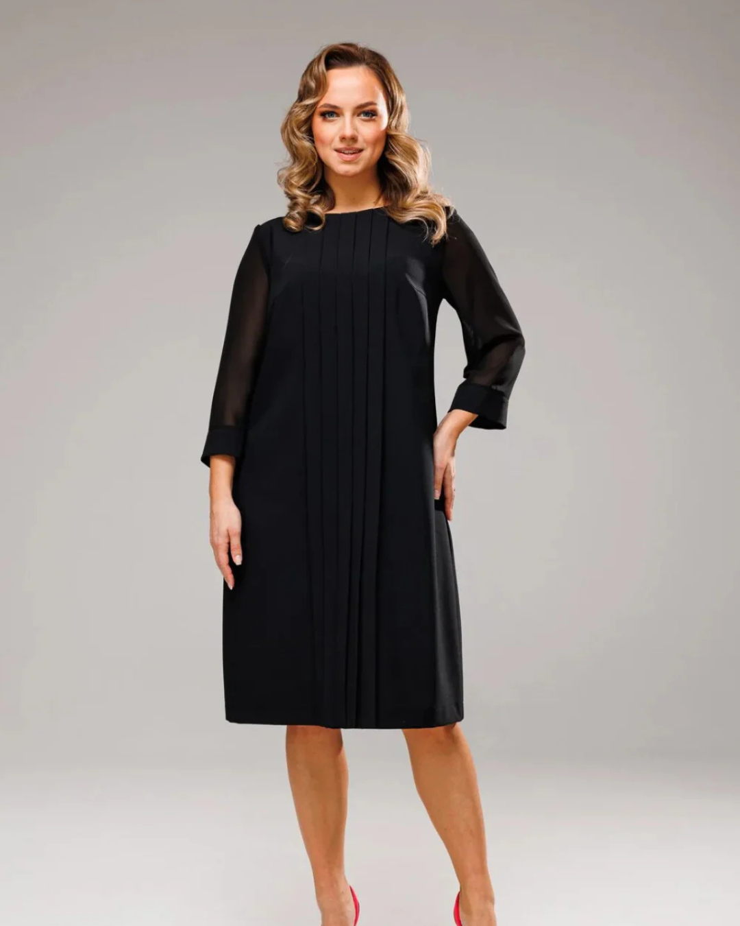 Vestido reto com pregas e manga 3/4