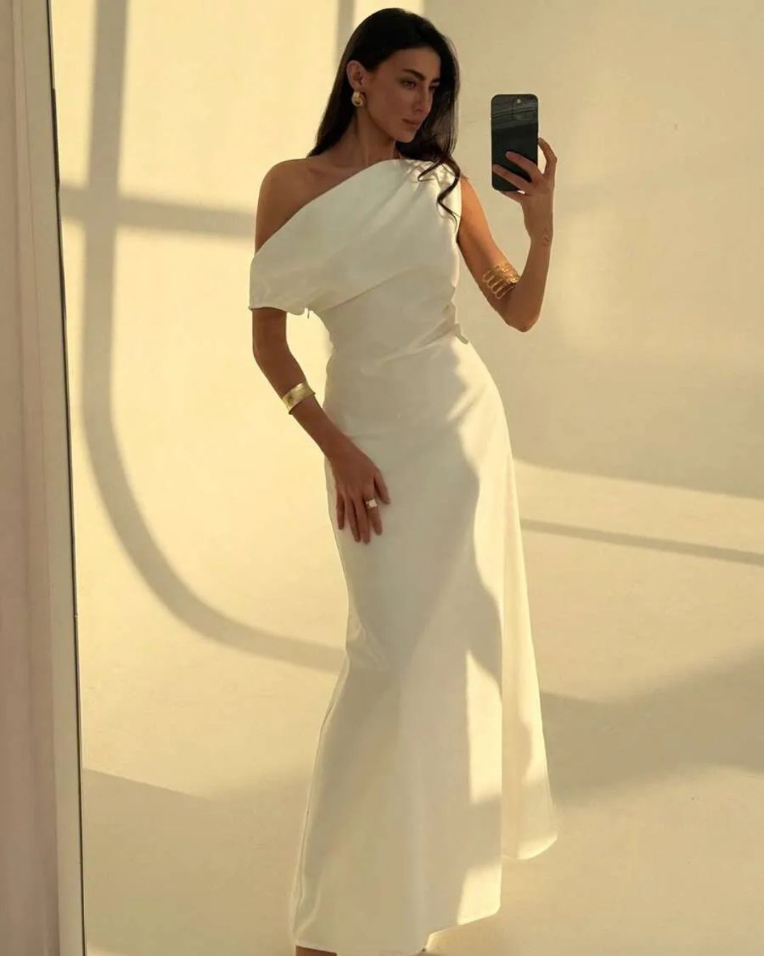 Vestido de lino comprimido con ombro descoberto