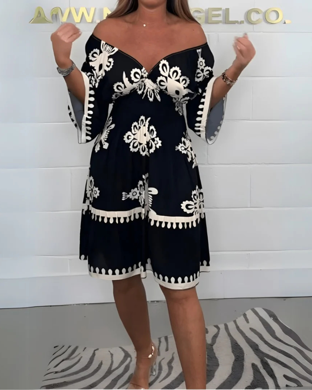 Vestido largo estampado com decote em V