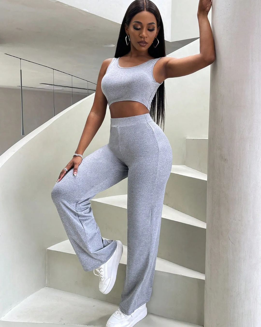 Conjunto desportivo de duas peças com camisola e calças