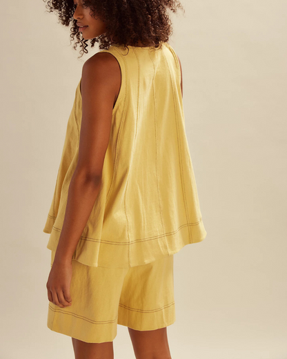 Conjunto de duas peças com camisa sem mangas e calções