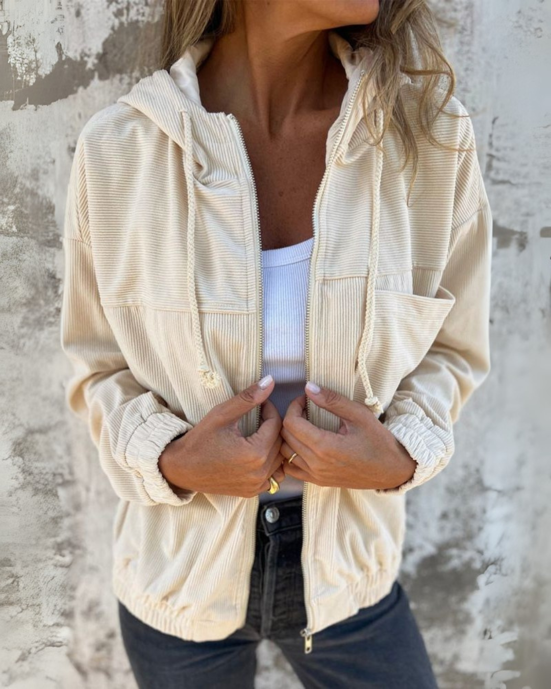 Casaco intemporal com capuz para mulher