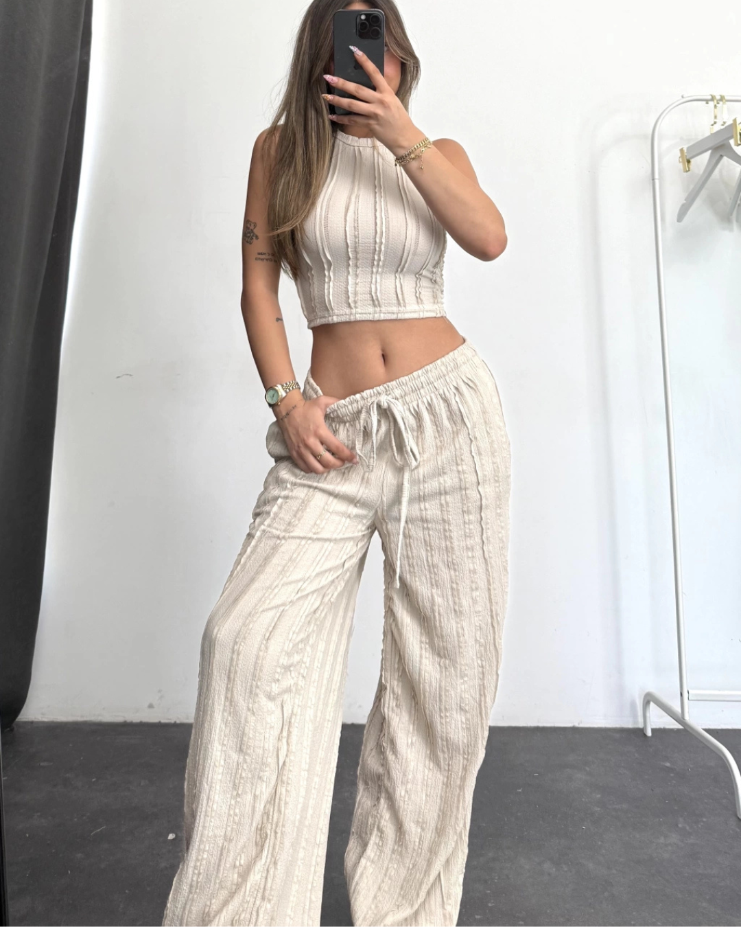 Conjunto de duas peças com top e calças largas elásticas para mulher