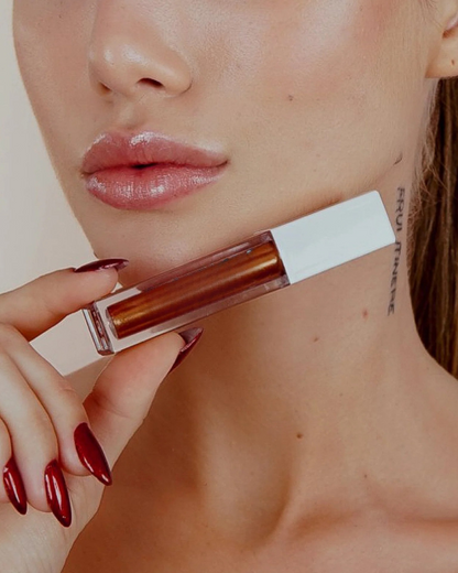 Brilho Labial em Tons de Coral e Bronze, Acabamento Luminoso e Efeito Volumizador (OFERTA 2X1)