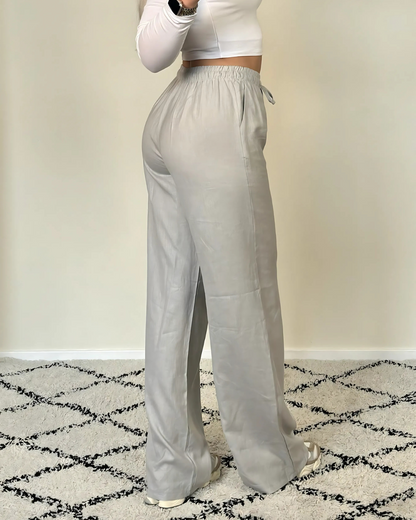 Calças largas em tecido elástico com um corte confortável