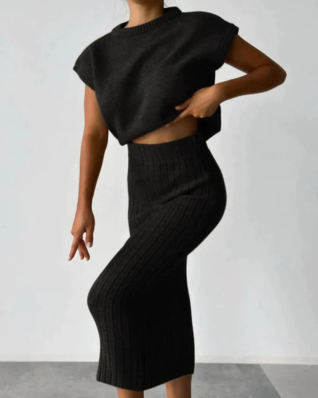 Conjunto de top sem mangas e saia longa justa para mulher