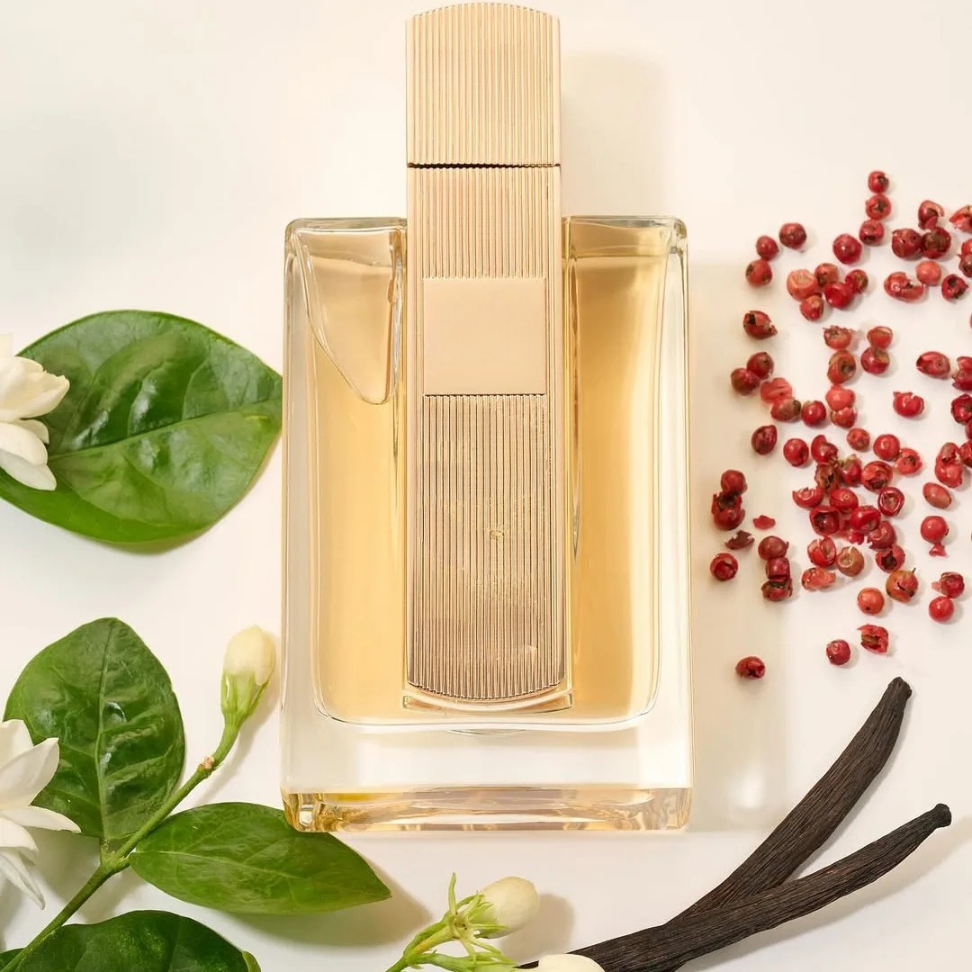 Perfume com Aroma Oriental e Frasco Dourado de Luxo para Mulher