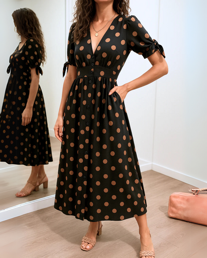 Vestido de bolinhas com decote em V cruzado