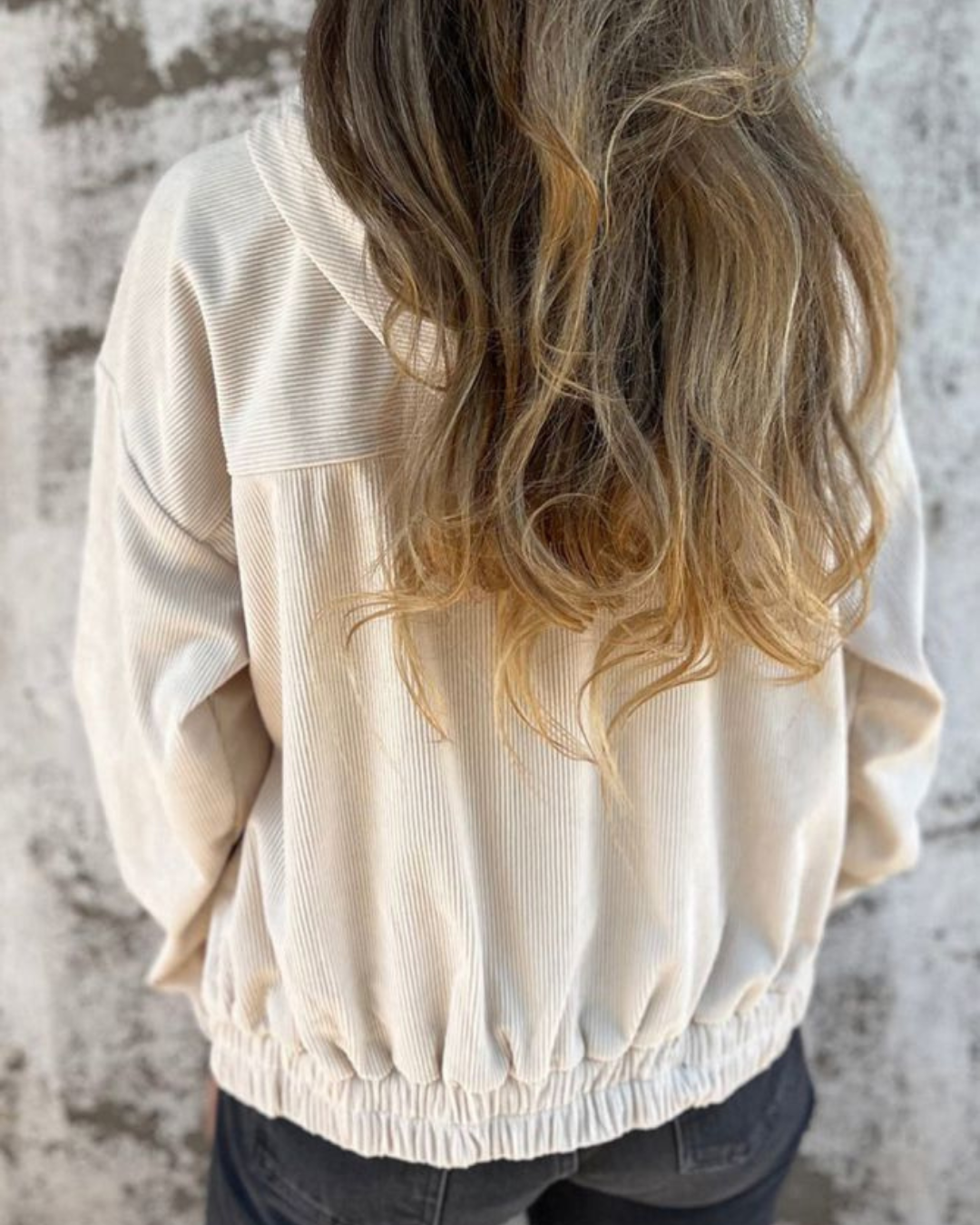 Casaco intemporal com capuz para mulher