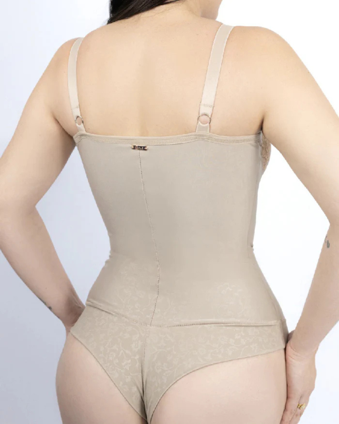 Body de Cetim Justo com Copas de Renda e Modelador de Corpo Tipo Tanga