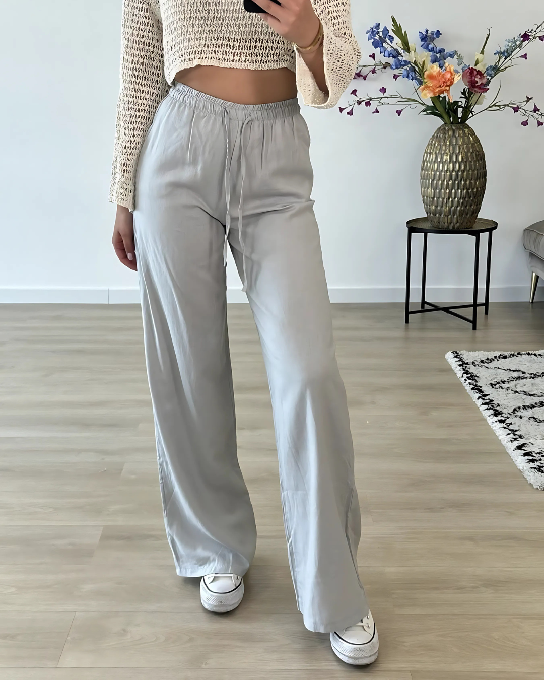 Calças largas em tecido elástico com um corte confortável