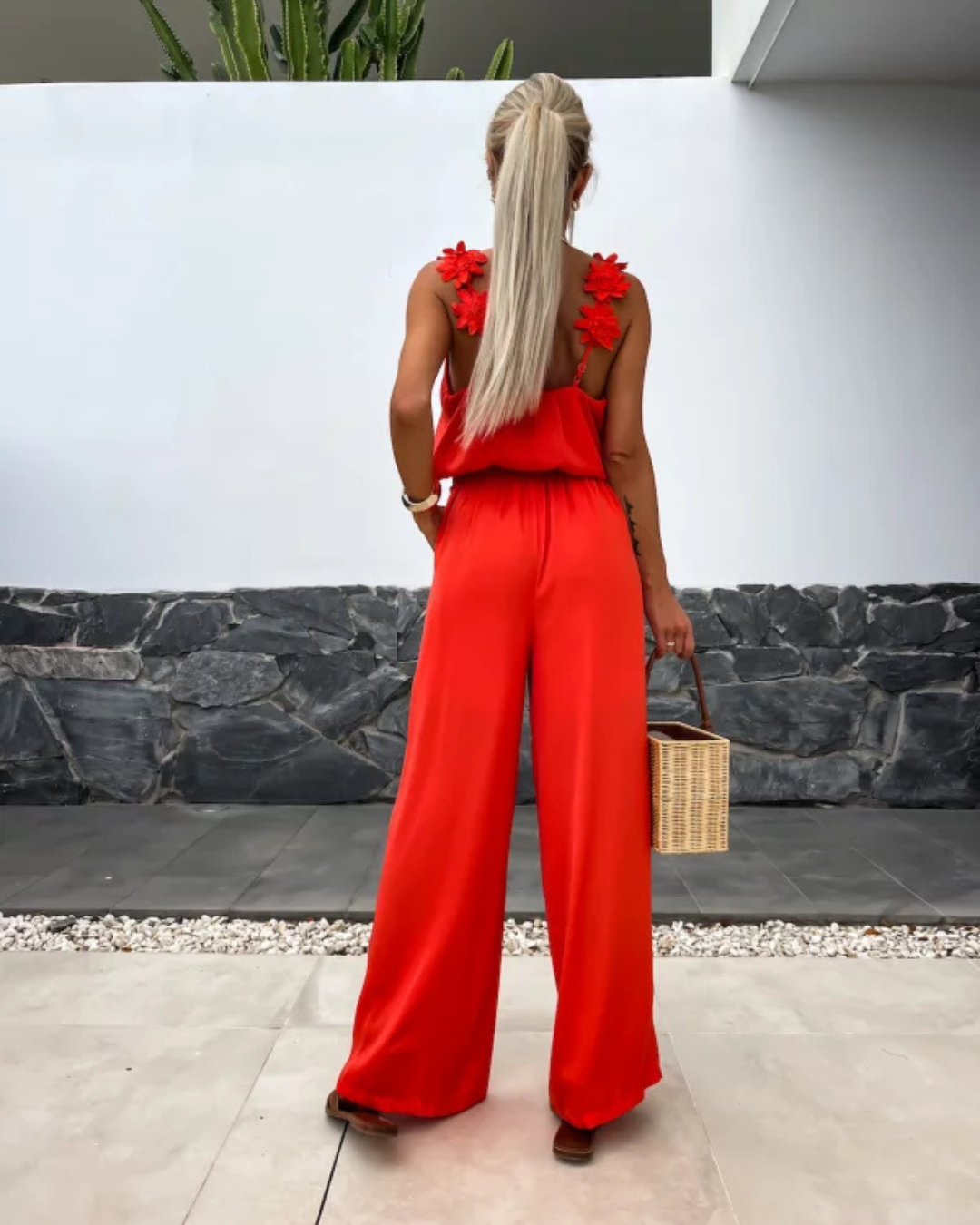 Macacão Comprido com Alças Florais e Decote em V para um Look Elegante e Descontraído