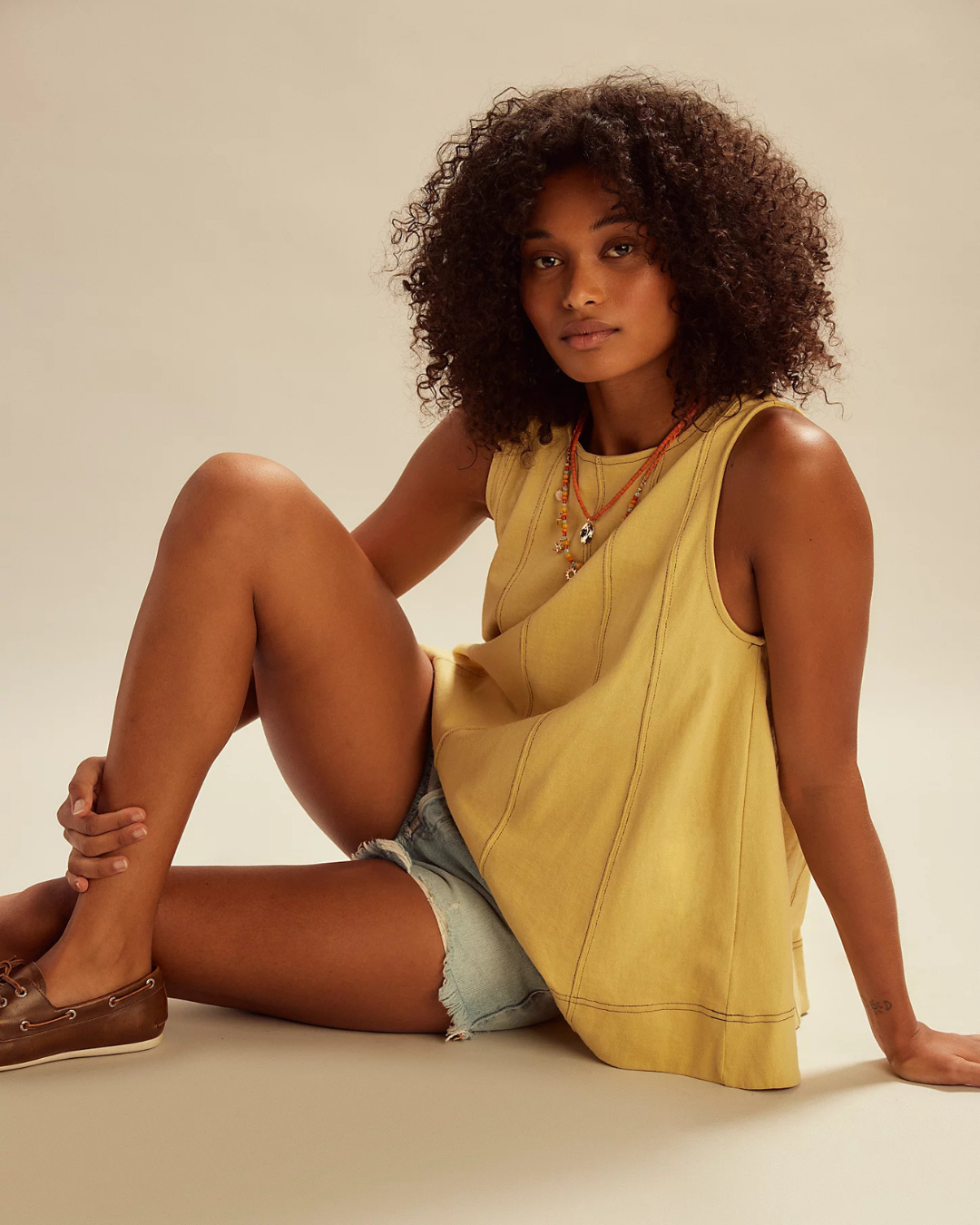 Conjunto de duas peças com camisa sem mangas e calções