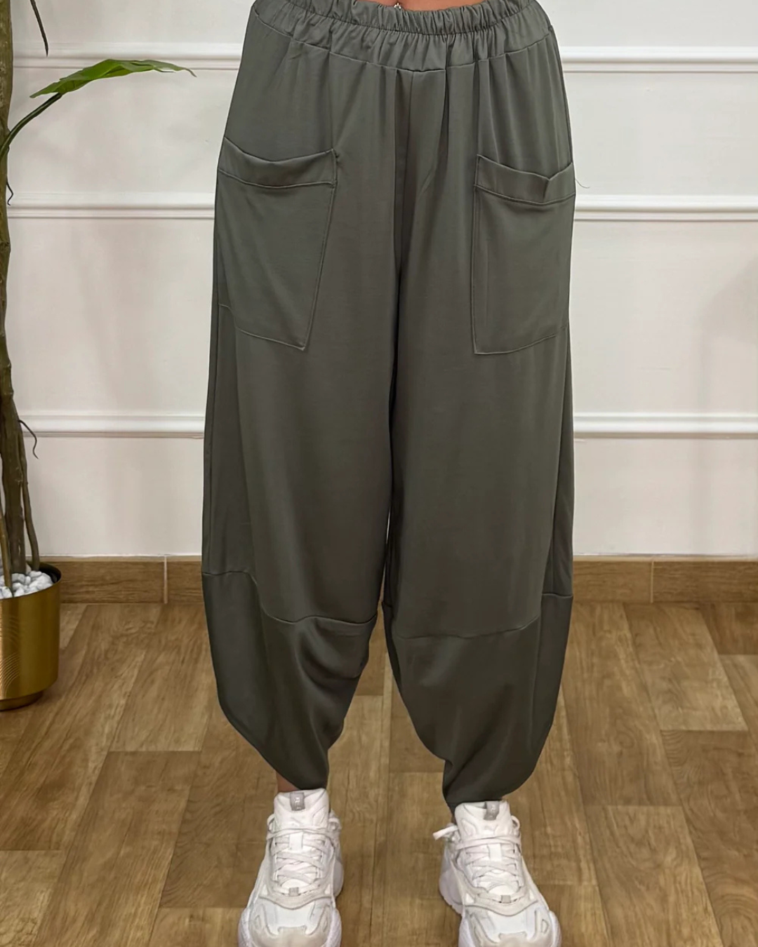 Conjunto de camisa e calças largas para mulher