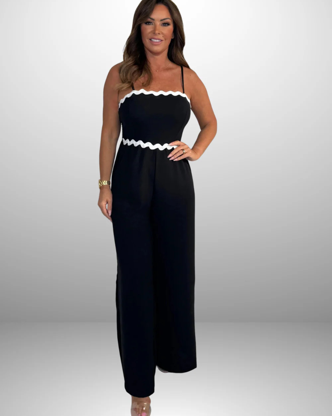 Macacão com alças, decote e pernas largas