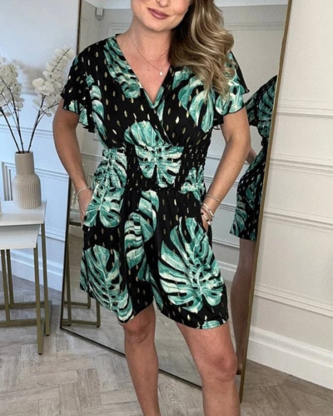 Macacão curto casual com estampado de folhas e decote em V