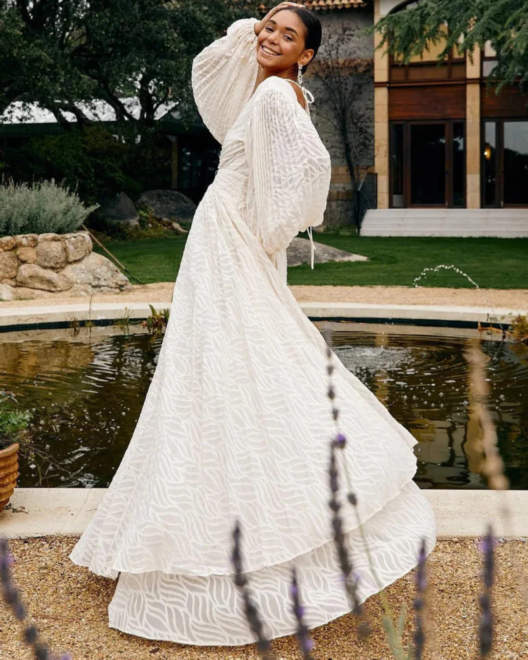 Vestido comprido com decote profundo e mangas compridas