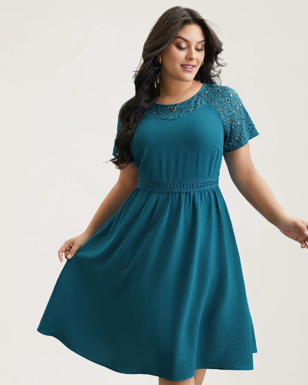 Vestido midi com bolsos e mangas curtas com fendas de renda